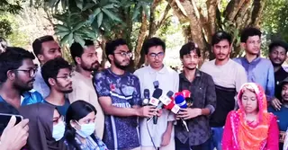 বাকৃবিতে শিক্ষার্থীদের ওপর বহিরাগতদের হামলা: চলমান বিক্ষোভে ৬ দাবি